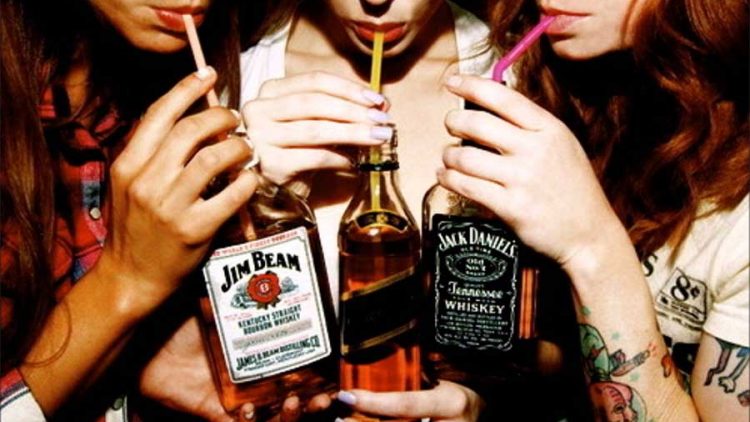Girl-Straw-Drinking900